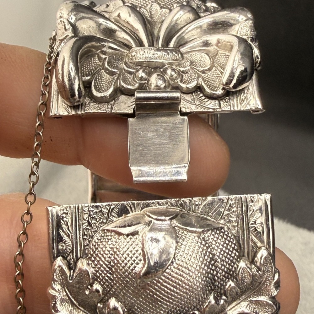 Vintage Chunky Bangle Bracelet Repousse Hinged Silver Tone 7" - Picture 8 of 10